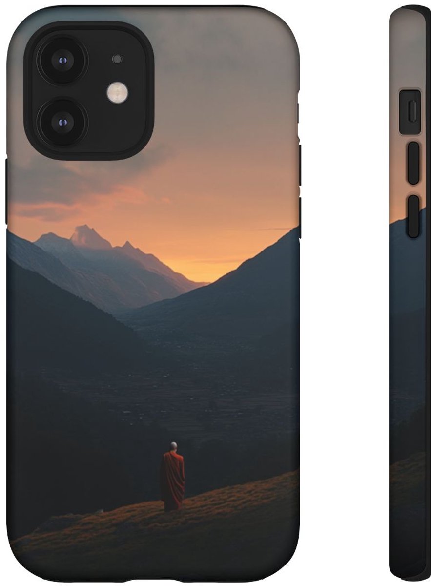 Monnik in Bergdal bij Zonsopkomst – Telefoonhoesje Geschikt voor iPhone 12
