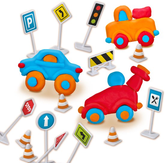 Klei set met voertuigen, verkeersborden en kegels: blauwe, rode en oranje auto, rode motor, verkeerslicht, stopbord en parkeerbord.