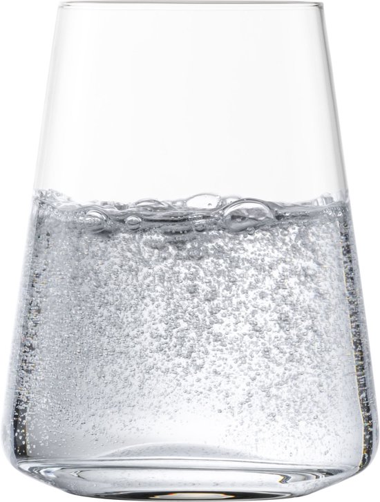 Een kristallen longdrinkglas gevuld met bruisend water en ijs.