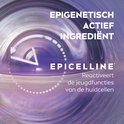 Gedetailleerde afbeelding van een klok met wervelende paarse en blauwe achtergrond, met tekst 'EPIGENETISCH ACTIEF INGREDIËNT EPICELLINE'.