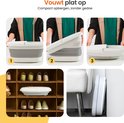 Stappen van het inklappen van een wit en grijs voetenbad, en opbergmogelijkheden in een schoenenkast en naast een stoel.