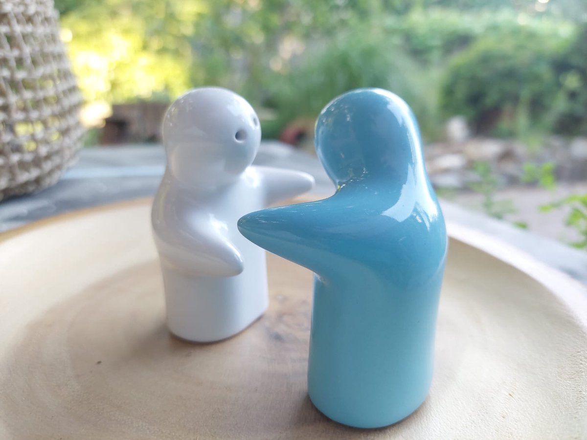 Floz Design peper en zoutstel omhelzing - koppel peper en zoutstel - blauw wit - origineel huwelijkscadeau - fairtrade