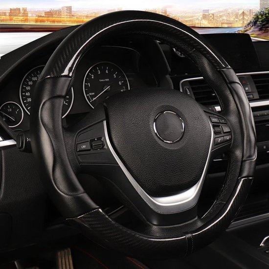 Zwarte stuurhoes met carbon-look details en zilvergrijze accenten, om een autostuur.