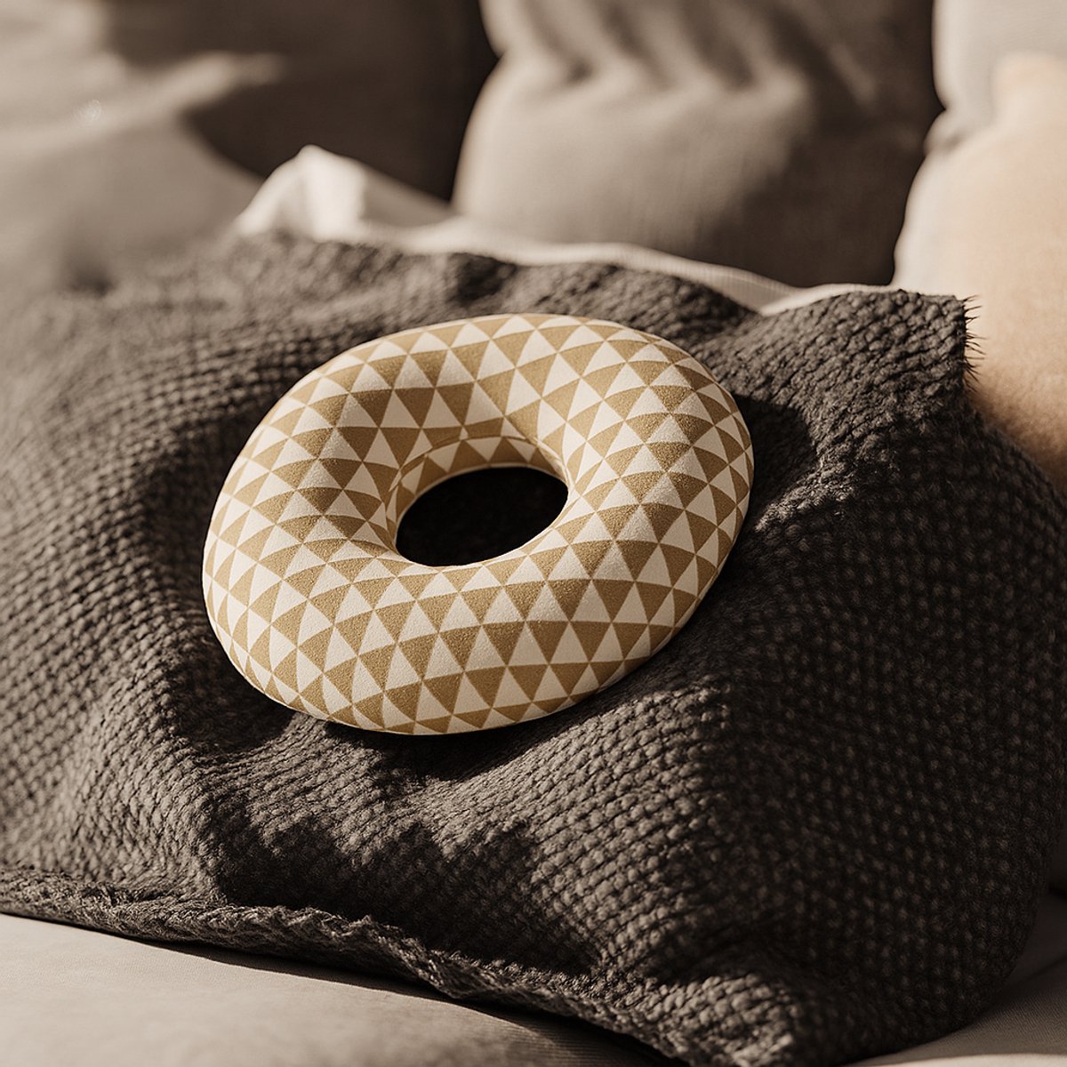 Magnico® Piercing Kussen - Donut kussen - Bruin-Wit - Comfortabel - Kussen met gat - Ringkussen - Oor - Oorkussen - Bevordert betere genezing – Hoogwaardig materiaal - Pasen - Moederdag - Cadeau — cadeau in Verzorging - foto 5