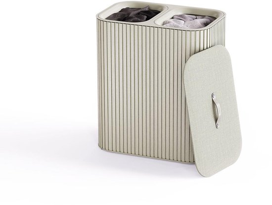 Beige wasmand met open deksel, staand op een witte vloer.