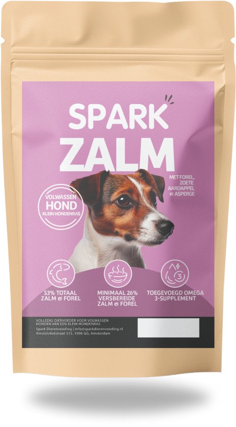 Bruine Spark voerverpakking met zalm voor volwassen honden van klein ras, met een Jack Russell terriër.