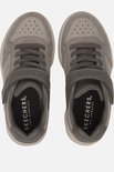 Bovenaanzicht van een paar taupe Skechers sneakers, met suède en leren details en klittenbandsluiting.