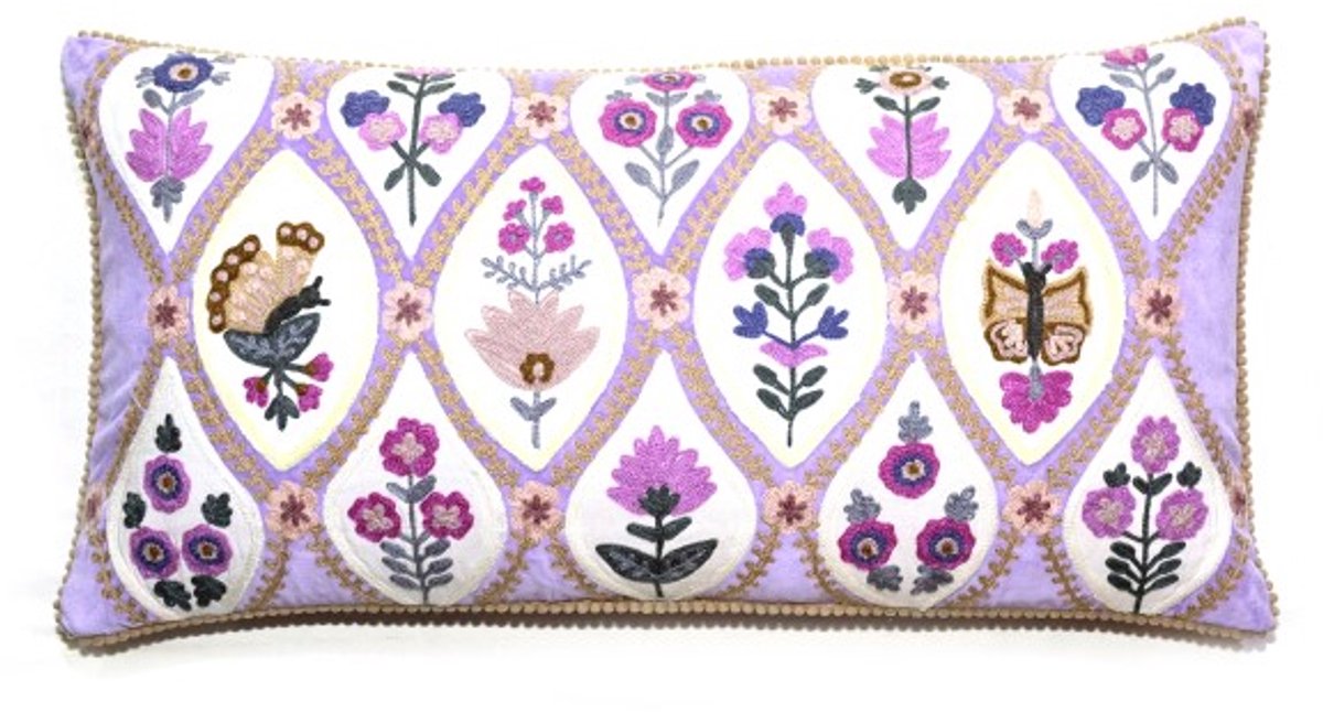 Only natural kussen velvet bloemen lila met geborduurde bloemen en vlinders 30 x 60 cm