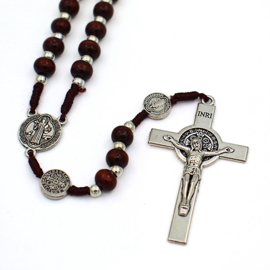 Chapelet avec croix de Saint Benoît - Chaîne de prière catholique italienne 43 cm - Collier de perles en bois de 6 mm - Handgemaakt en Italie