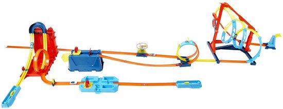 Piste de course Hot Wheels étendue avec plusieurs boucles, lanceurs et une voiture bleue.