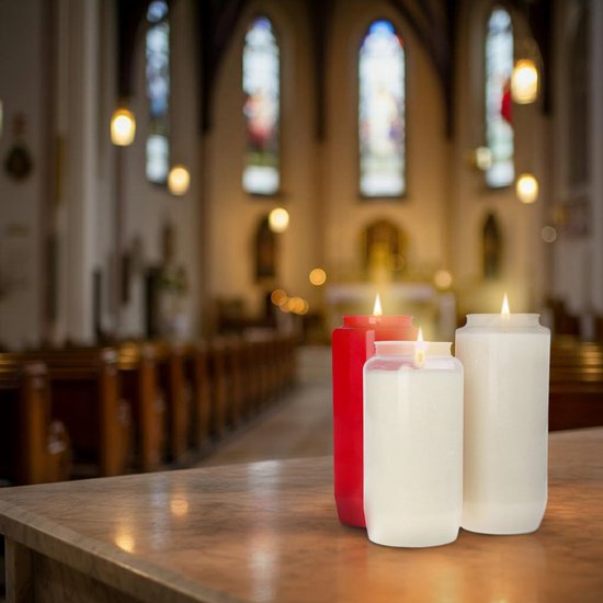 Drie brandende kaarsen op een marmeren tafel in een kerk. Één rode en twee witte.