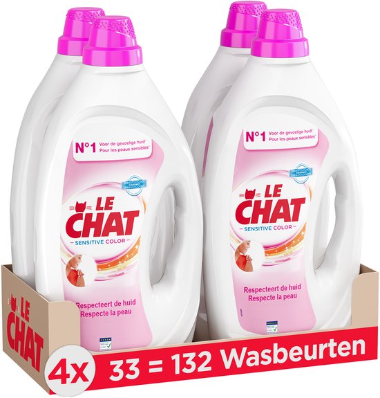 Quatre bouteilles blanches Le Chat Sensitive Color dans un emballage en carton. Texte : '4X 33 = 132 Lavages.'