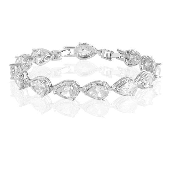 Zilverkleurige armband met druppelvormige zirkonia stenen, gefotografeerd op een witte achtergrond.