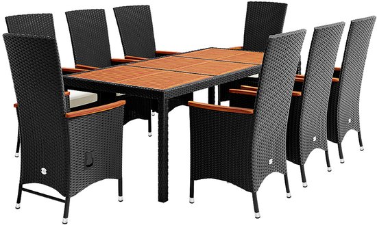 Zwarte polyrattan tuinset met acht stoelen met houten armleuningen, rond een tafel met houten tafelblad.