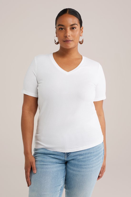 T-shirt blanc à col en V pour femme avec un jean bleu, vu de face.