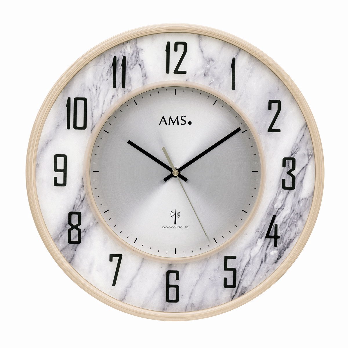 AMS F5588 - Wandklok - Analoog - Radiogestuurde tijdsaanduiding - Rond - Aluminium - Kunststof Marmerlook - Mineraal Glas - Cijfers - Beige/Crème - Wit Marmerlook - Zwart