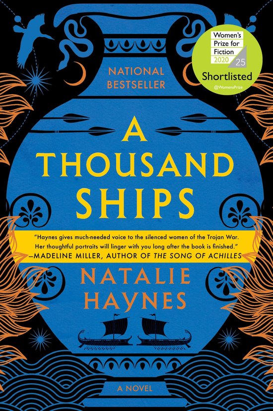 Couverture du livre "A Thousand Ships" par Natalie Haynes. Une amphore bleue avec du texte jaune est au centre. Deux navires naviguent en bas.