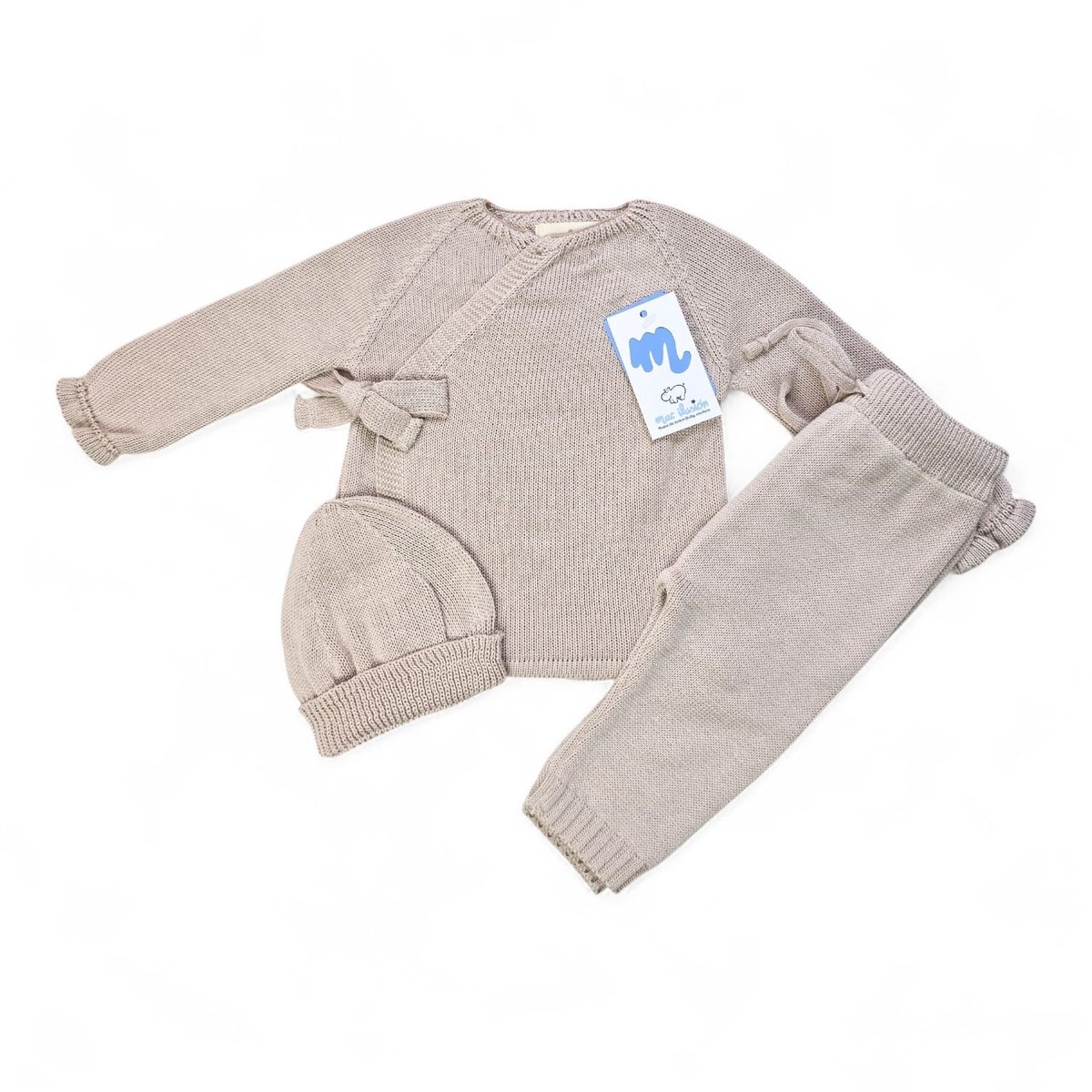 Mac Iusion Gebreid Baby Pakje 3-dlg | Bas05V25 |Broekje + shirtje + mutsje |Overslag sluiting | Safari / zandkleur | 1 maand | maat 56