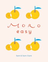 Vier gele sinaasappels met een blauw steeltje en een blauw blaadje, met een plakje ernaast. Het boek 'Moro easy' is geschreven door Sam & Sam Clark.