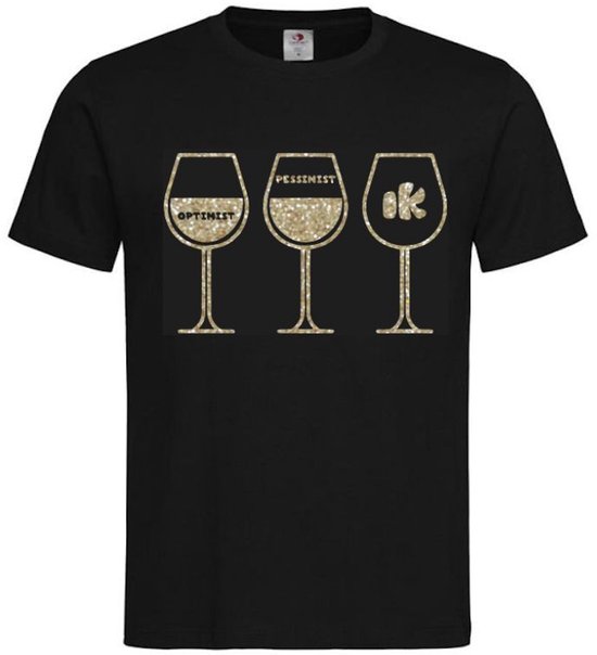 Zwart T-shirt met opdruk van drie wijnglazen met glitter. Van links naar rechts: 'OPTIMIST', 'PESSIMIST', en een bloemvormig icoon.
