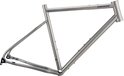 Zilverkleurig titanium fietsframe met Rinos logo op de bovenbuis.
