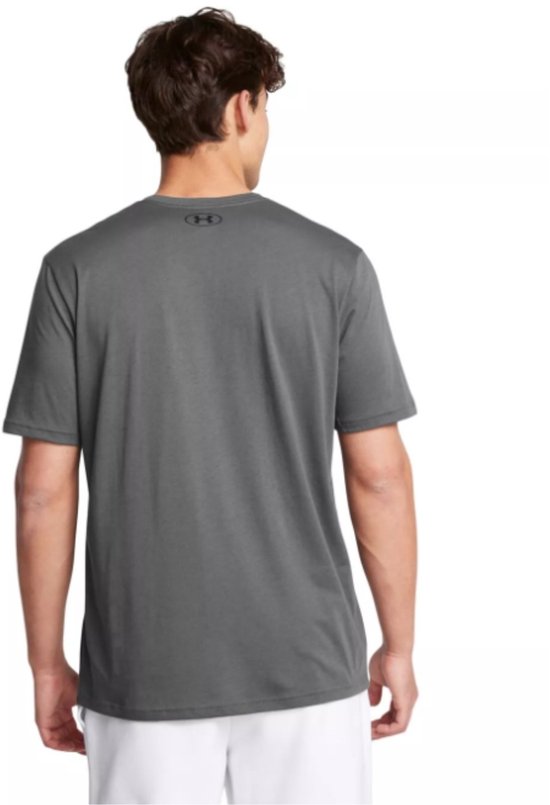 Man in grijs Under Armour sportshirt, achterkant, met logo op de nek.