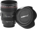 Zwarte cameralens beker met een zwarte lenskap, met het 'CAMMUG' logo.