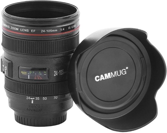 Zwarte cameralens beker met een zwarte lenskap, met het 'CAMMUG' logo.