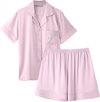 Roze satijnen pyjamaset bestaande uit een kortemouwenshirt met borstzak en een shorts.