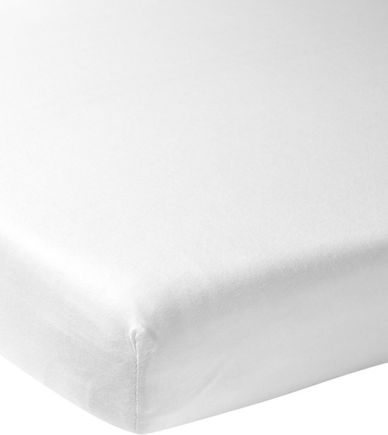 Detailopname van de hoek van een wit Meyco jersey hoeslaken met stiksels.