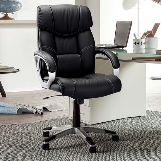 Fauteuil de direction noir dans un environnement de bureau, avec un bureau et un ordinateur portable en arrière-plan.