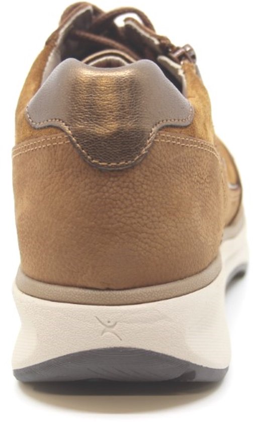 Sneaker marron en daim avec détail métallisé au talon et semelle blanche.
