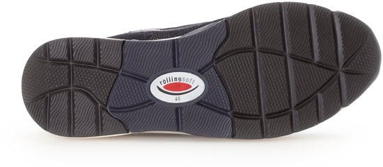 Onderkant van een donkerblauwe sneaker met een grijze en zwarte zool met profiel.