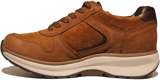 Sneaker marron en daim avec empiècements en cuir, lacets et semelle blanche.
