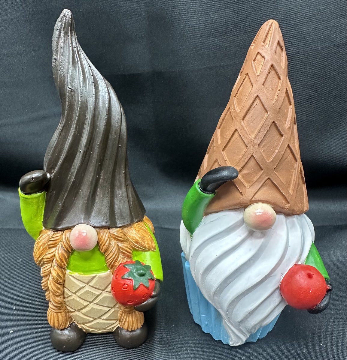 Polyresin tropische (tuin) kabouters " Kaboutermeisje met zwart softijsje muts en aardbei en Kabouter met bruin ijscoupe muts en kers" - Set van 2 stuks - meerkleurig - Hoogte 13 x 8 x 6 cm - Woonaccessoires - Tuinaccessoires - Tuindecoratie