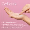 Hand mengt Weleda serum met gezichtscrème, met tekst '2-3 druppels puur of meng ze met je gezichtscrème'.
