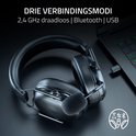 Zwarte Razer gaming headset met microfoon en USB-C dongle in laptop.