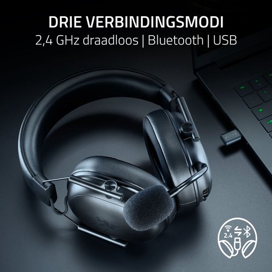 Zwarte Razer gaming headset met microfoon en USB-C dongle in laptop.