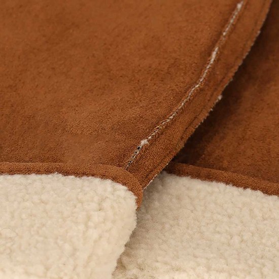 Detail van bruine suède wanten met crèmekleurige teddy voering en stiksels.