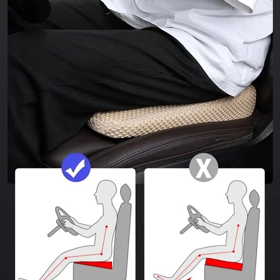 Man zit correct op een beige autostoelkussen. Rechts toont slechte houding met rode markering op knie.