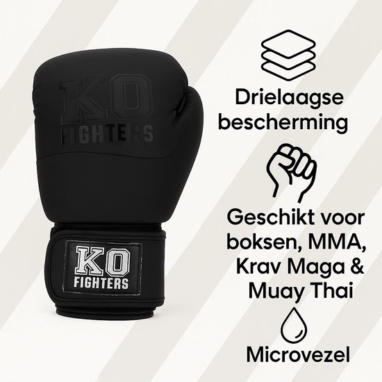 Zwarte bokshandschoen met 'KO FIGHTERS' logo, met tekst over drielaagse bescherming, geschikt voor boksen, MMA, Krav Maga & Muay Thai, en microvezel.