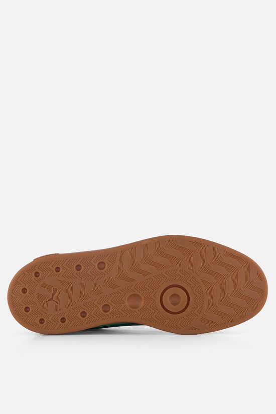 Bruine buitenzool van een roze Puma sneaker met groen accent.