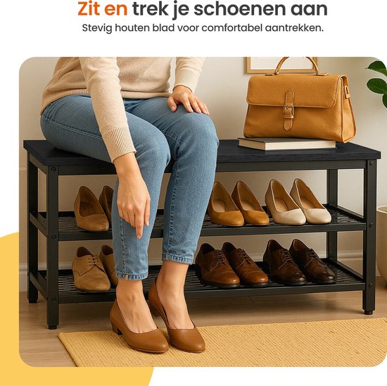 Vrouw zittend op een zwarte schoenenkast met 3 etages, schoenen aantrekkend. Text: Zit en trek je schoenen aan. Stevig houten blad voor comfortabel aantrekken.