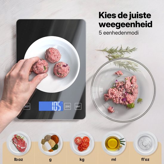 Balance de cuisine numérique noire avec écran bleu, sur laquelle une main pose 3 boulettes de viande.