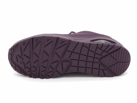 Semelle de sneaker bordeaux avec profil géométrique.
