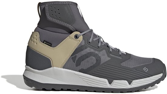 Grijze Five Ten Trailcross fietsschoen met veters en een hoge kraag. GORE-TEX logo zichtbaar.