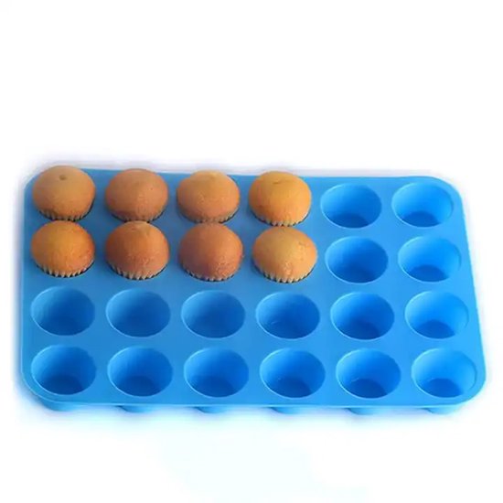 Blauwe siliconen bakvorm met 24 holtes, met 6 gouden cupcakes erin.
