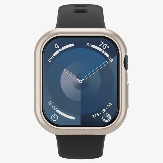 Een starlightkleurig Spigen hoesje op een zwart bandje van een Apple Watch.