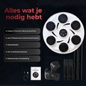 Witte boksmachine, bokshandschoenen, oplaadkabel, installatiemateriaal en handleiding.