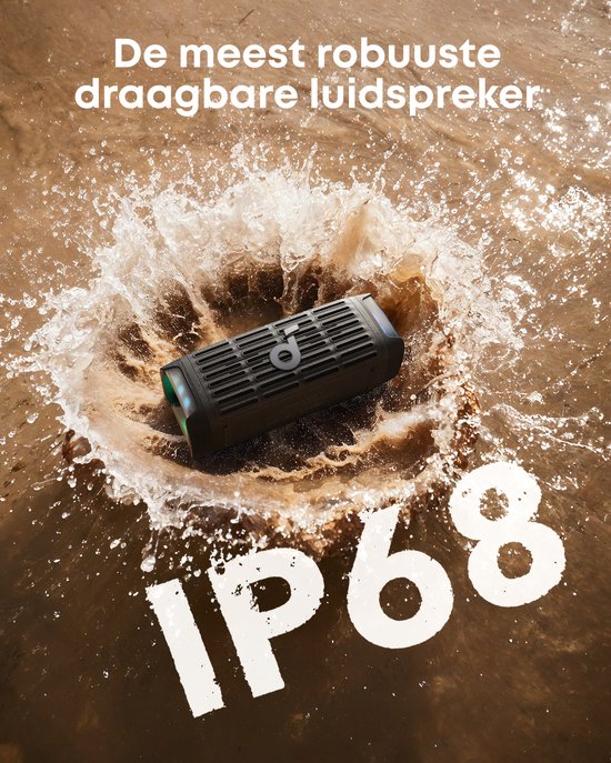 Zwarte Soundcore speaker met verlichting, maakt een grote splash in bruin water, met 'IP68' in grote letters.